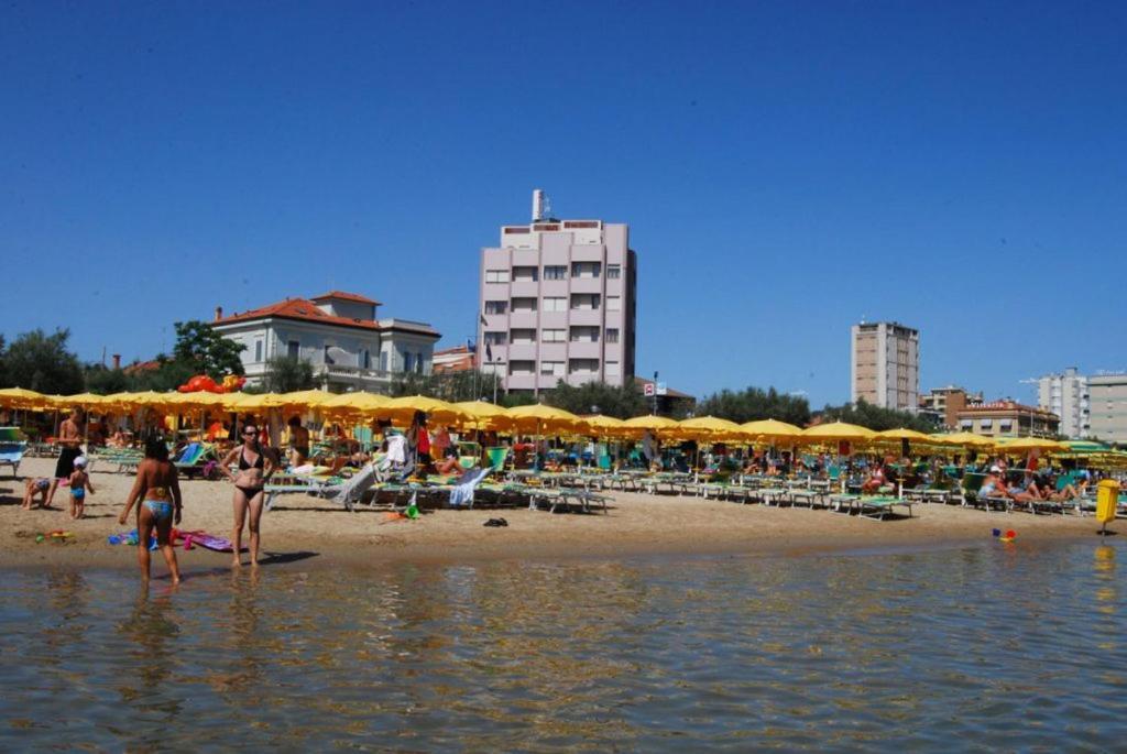 Hotel Bristol Пезаро Экстерьер фото