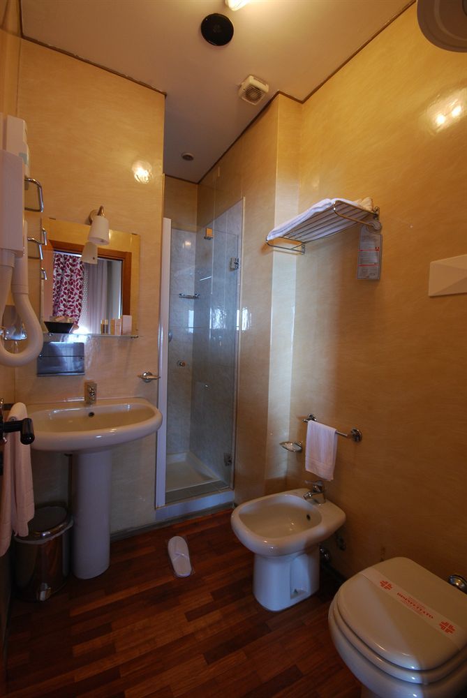 Hotel Bristol Пезаро Экстерьер фото
